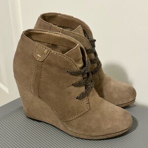 Dolce Vita Gael Lace-Up Suede Wedge Booties in Taupe size 6